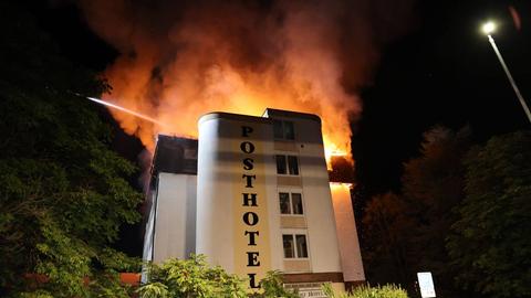 Das Hotel steht in Flammen