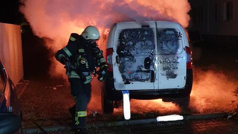 Ein Kleintransporter steht in Flammen. 