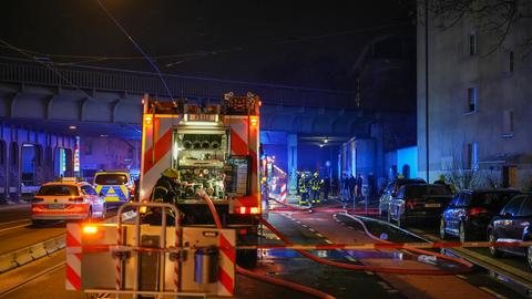 Feuerwehrautos stehen auf einer Straße.