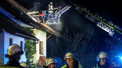 Feuerwehr löscht Dach auf der Leiter