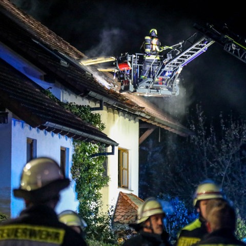 Feuerwehr löscht Dach auf der Leiter
