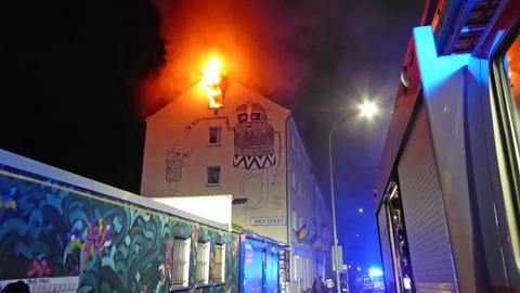 Flammen schlagen aus dem Dachgeschoss eines Hauses