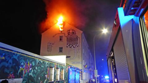 Flammen schlagen aus dem Dachgeschoss eines Hauses