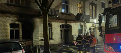 Feuerwehrleute mit Leiter an einem Haus in Kassel