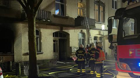Feuerwehrleute mit Leiter an einem Haus in Kassel