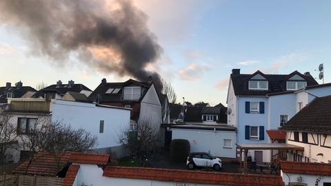 Rauch steigt über den Dächern von Kelkheim auf.