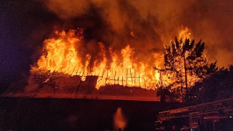 Flammen schlagen aus der Scheune im Kloster Arnsburg.