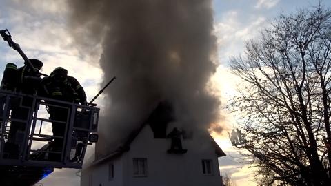 Feuerwehr löscht einen Brand in einem Wohnhaus in Königstein