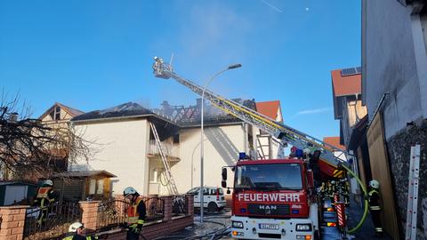 Einsatzkräfte beim Brand eines Wohnhauses in Lich-Birklar