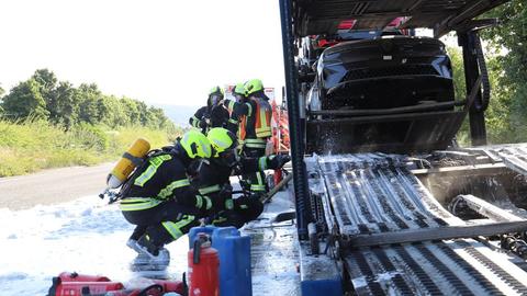 Beim Löscheinsatz auf der A66 bei Gründau. 