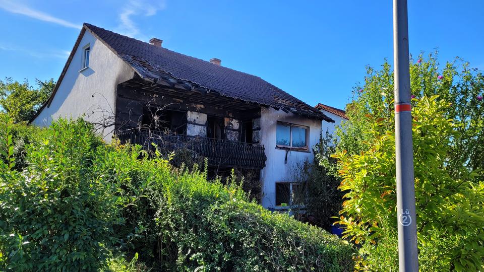 Brand Lützelbach - ein Wohnhaus mit verbrannter Fassade 