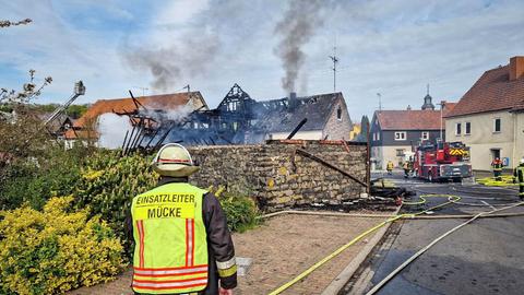 Feuerwehr-Großeinsatz in Mücke: Erst brannte die Scheune, dann auch das erste und dann das zweite Wohnhaus. 