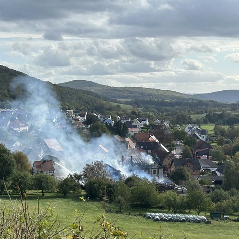 Der Brand von etwas weiter weg. Das ganze Dorf ist vom Qualm eingenebelt.