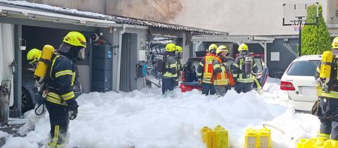 Feuerwehrleute und viel Schaum am Einsatzort