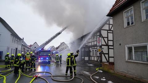 Feuerwehr löscht Scheunenbrand