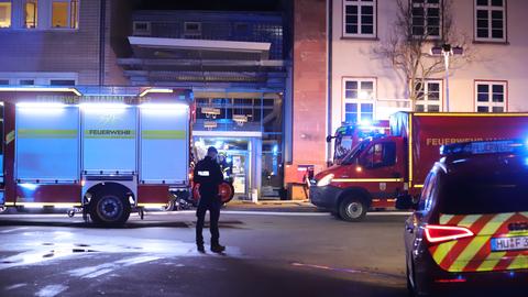 Feuerwehr steht nachts mit Einsatzfahrzeugen vor den Klinikum Hanau