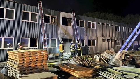 Feuerwehreinsatz an abgebrannter Flüchtlingsunterkunft in Roßdorf