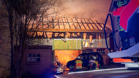 Feuerwehr löscht Brand, Dach von Scheune schon ausgebrannt