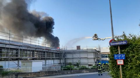 Rauch steigt aus Gebäude, Feuerwehr löscht