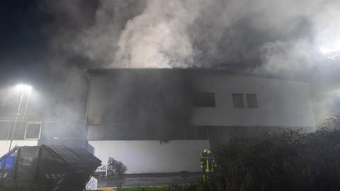 Rauch dringt aus dem Firmengebäude einer Kunststofffirma in Seligenstadt. 