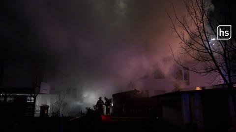 Flammen vor einem dunklen Nachthimmel.