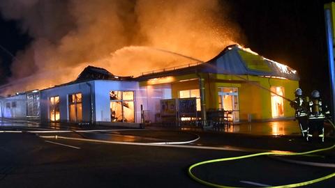 Gegen zwei Uhr morgens war die Feuerwehr gerufen worden - der Supermarkt stand in Flammen. 