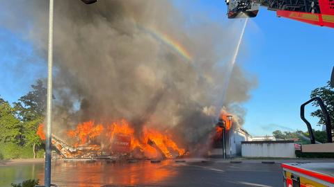 Der Supermarkt in Rüsselsheim-Königstädten steht in Vollbrand.