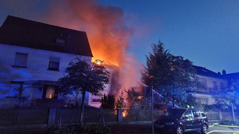 Hohe Flammen: Ein Wohnhaus in Viernheim steht in Brand. 