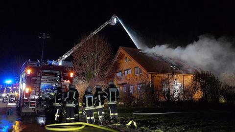 Löscharbeiten der Feuerwehr. In dem Haus starb der 79 Jahre alte Bewohner im Dezember 2018.