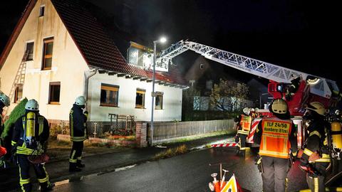 Feuerwehrleute bei Löscharbeiten