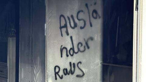 "Ausländer raus"-Schmiererei auf einer Wand in einem ausgebrannten Haus in Wächtersbach
