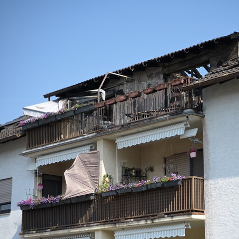 Der Dachstuhl eines Wohnhauses ist ausgebrannt.