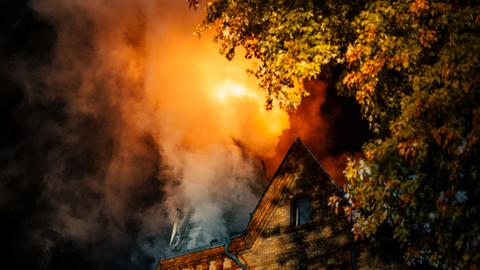 Der Dachstuhl eines Hauses in Wiesbaden steht in Flammen.