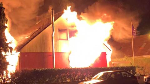 Ein Einfamilienhaus brennt lichterloh.
