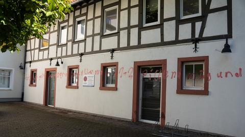 rote Schrift an Gebäudewand