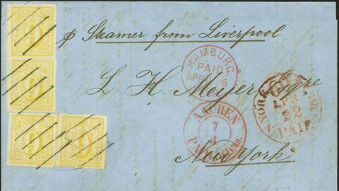 Ein Briefumschlag mit alten Briefmarken, die bei einer Auktion in Wiesbaden für mehrere hunderttausend Euro versteigert wurden