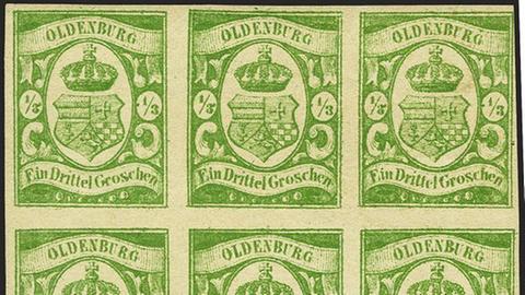 Alte Briefmarken, die bei einer Auktion in Wiesbaden für mehrere hunderttausend Euro versteigert wurden