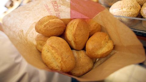 Brötchen liegen in einer offenen Papiertüte