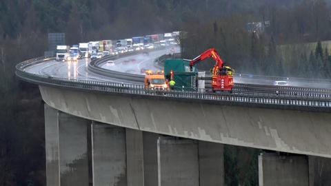 Auf der Twiste-Talbrücke blockierte ein umgekippter Lkw den Verkehr.