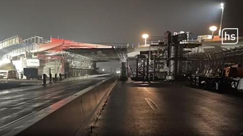 Ein Brückenteil wird zur bestehenden Brücke transportiert.