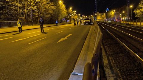 Die Brücke mit schiefem Geländer.