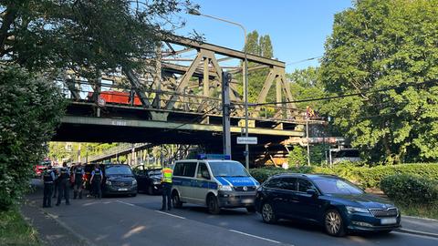 Der Zug blieb auf der Main-Neckar-Brücke stehen.