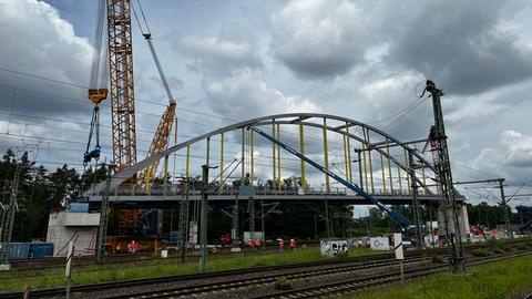 Brückenarbeiten für die Regionaltangente West in der Nähe der Frankfurter Station "Stadion" 