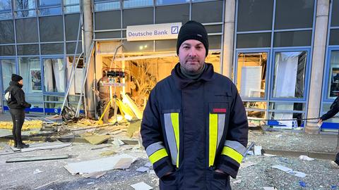 Bürgermeister Sandro Zehner (CDU) vor der Bankfiliale im Rathausgebäude. 