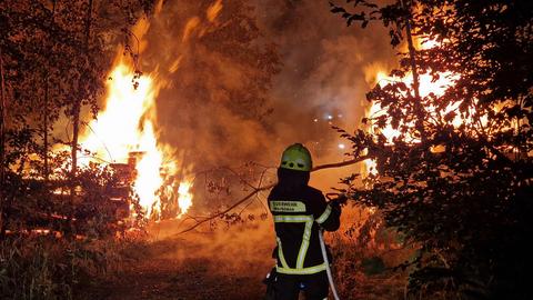 Zwei Holzstapel fingen in Büttelborn Feuer. 