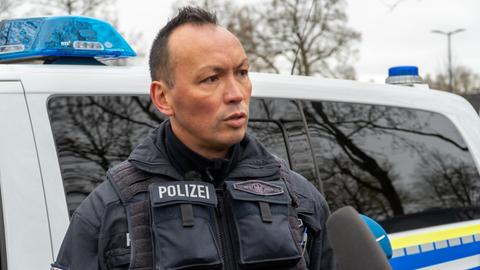 Das Foto zeigt Chris P., den stellvertretenden Hundertschaftsführer. Er hat kurze dunkle Haare und trägt eine blaue Uniform.