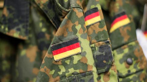 Bundeswehr-Uniformen mit aufgenähter Deutschland-Flagge.