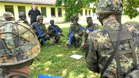 Bundeswehrsoldaten üben mit einer Waffenattrappe