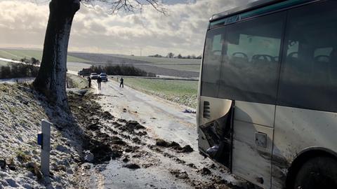 Auf der K17 in Neustadt kam es zu dem Busunfall. 