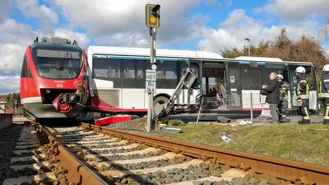 Bus und Bahn wurden bei dem Unfall beschädigt.